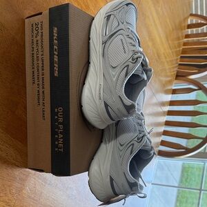 Skecher’s women’s Edgeride Silver Eclipse Athletic Shoe - size 10 - Gray - NWT
